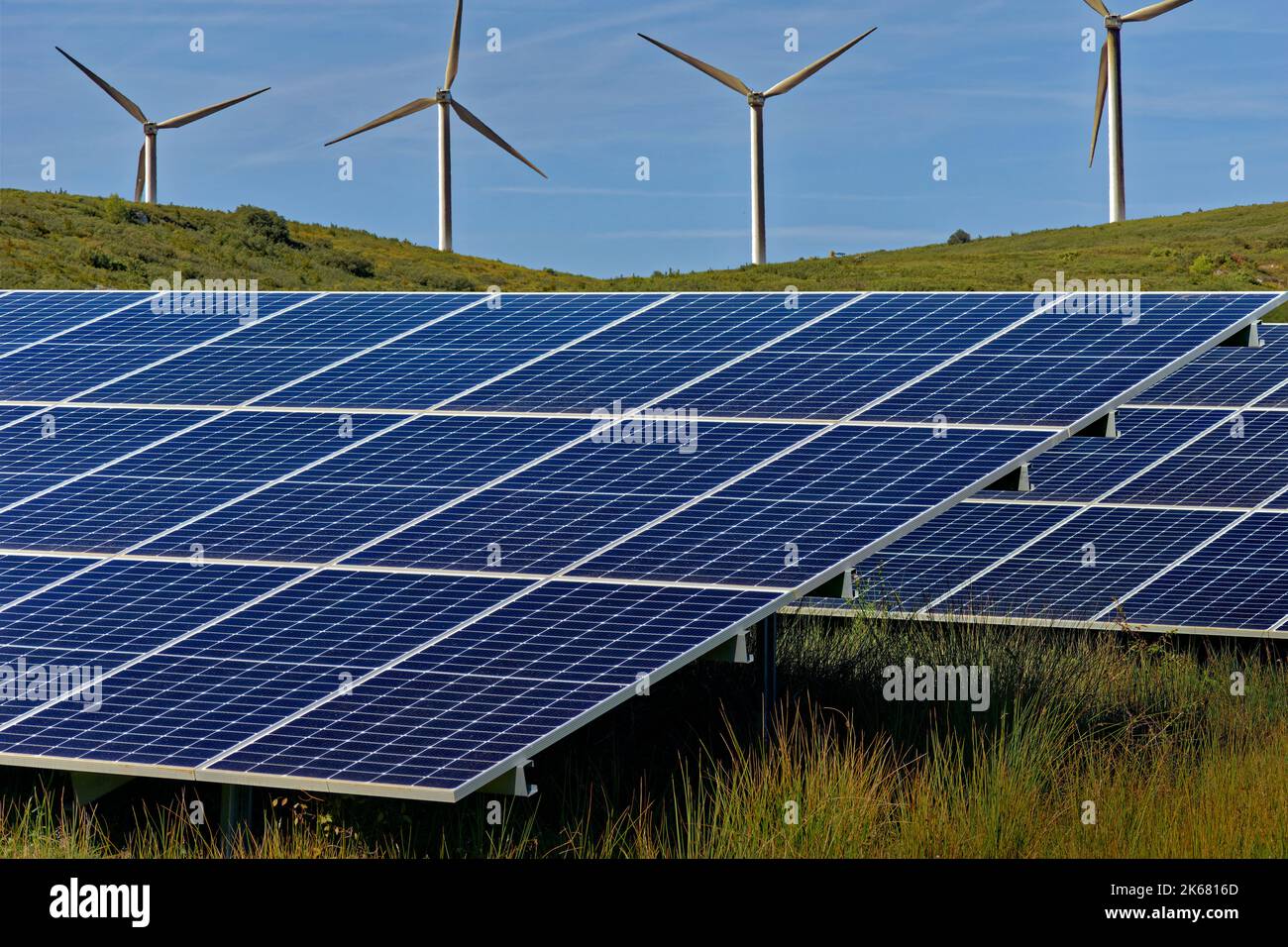Solarzellen und Windkraftanlagen für den ländlichen Raum. Stockfoto