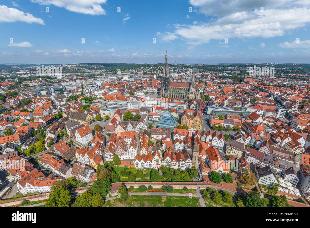 Die Stadt Ulm mit ihrem berühmten Ulmer Münster von oben Stockfoto