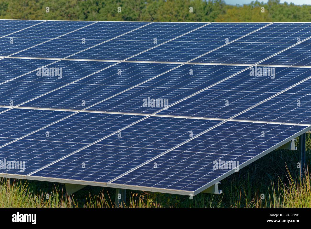 Solarzellen für den ländlichen Raum. Stockfoto
