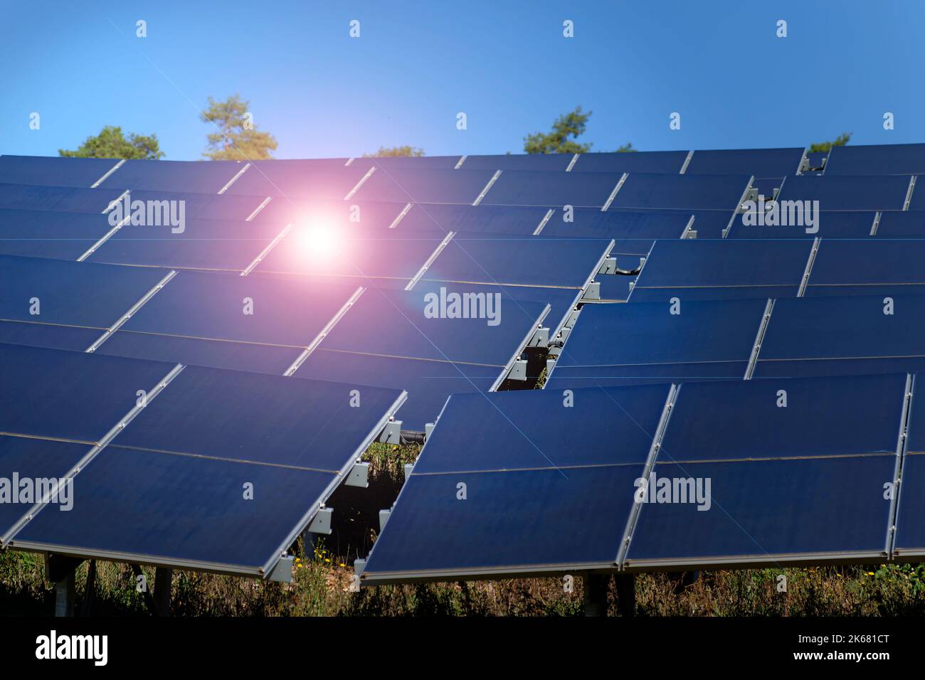 Solarzellen für den ländlichen Raum. Stockfoto