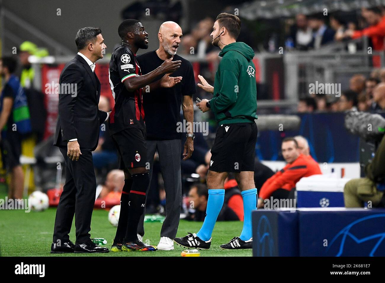 Mailand, Italien. 11. Oktober 2022. Fikayo Tomori vom AC Mailand und Stefano Pioli, Cheftrainer des AC Mailand, streiten mit dem vierten offiziellen Daniel Schlager während des UEFA Champions League Fußballspiels AC Mailand und Chelsea FC. Kredit: Nicolò Campo/Alamy Live Nachrichten Stockfoto