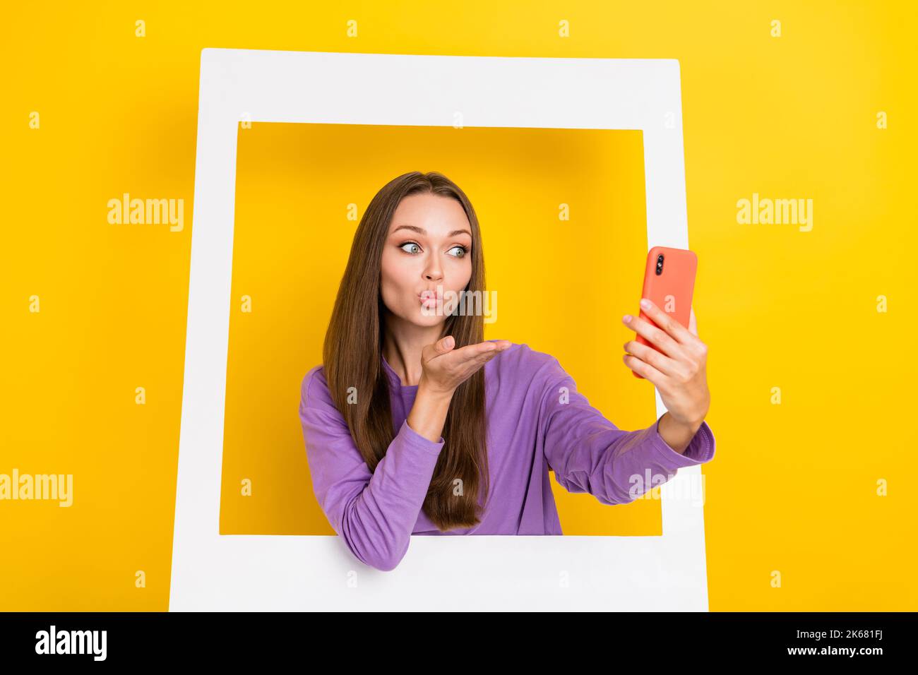 Nahaufnahme Porträt Foto von jungen aufgeregt positive Frau nehmen Schuss Fotografie Selfie Kamera senden Luft Kuss Rahmen Berühmtheit isoliert auf hellgelb Stockfoto