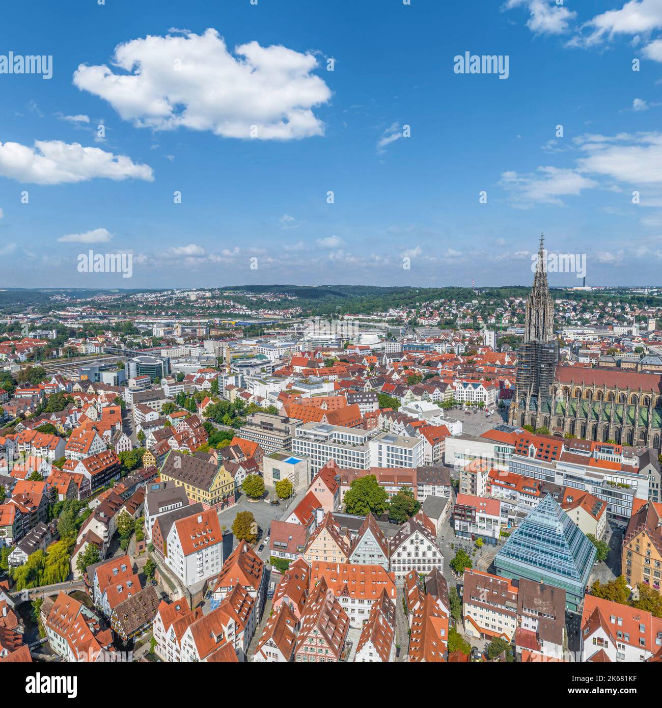 Die Stadt Ulm mit ihrem berühmten Ulmer Münster von oben Stockfoto