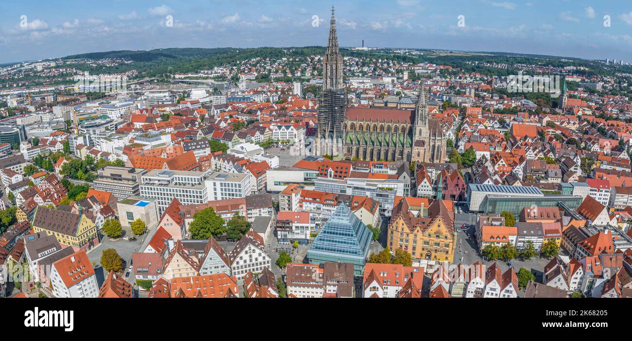 Die Stadt Ulm mit ihrem berühmten Ulmer Münster von oben Stockfoto