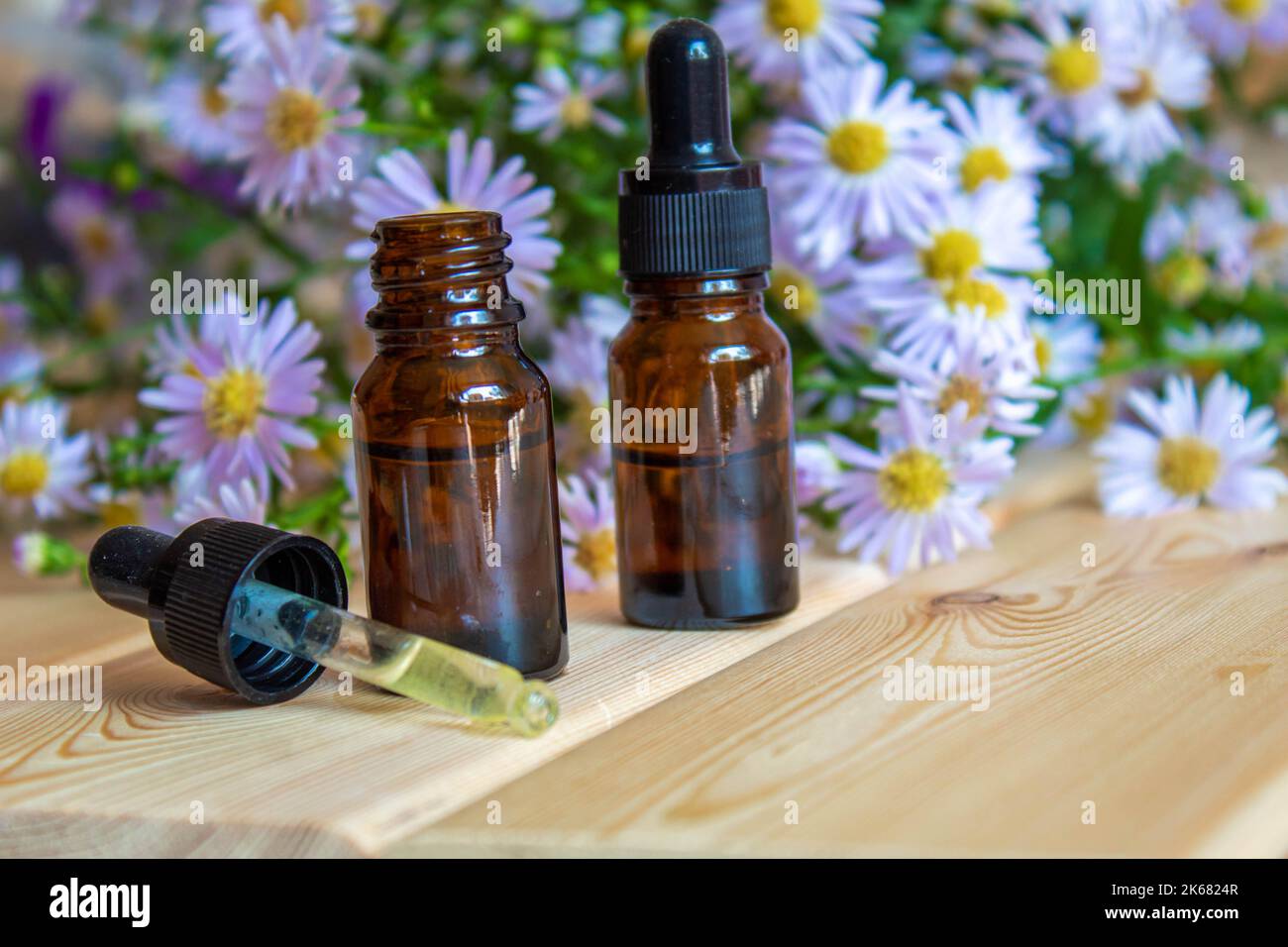 Blumenöl im Glas bottles.homeopathy.selective Fokus Stockfoto