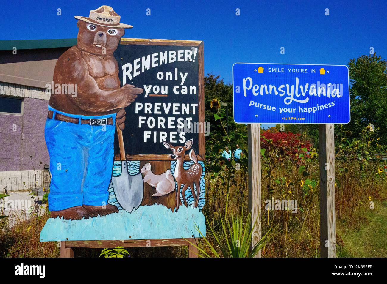 Matamoras, PA, USA – 11. Oktober 2022: A Smile Your in Pennsylvania Doke Your Happiness and Smokey the Bear Sign at the Welcome Center in Matamoras. Stockfoto