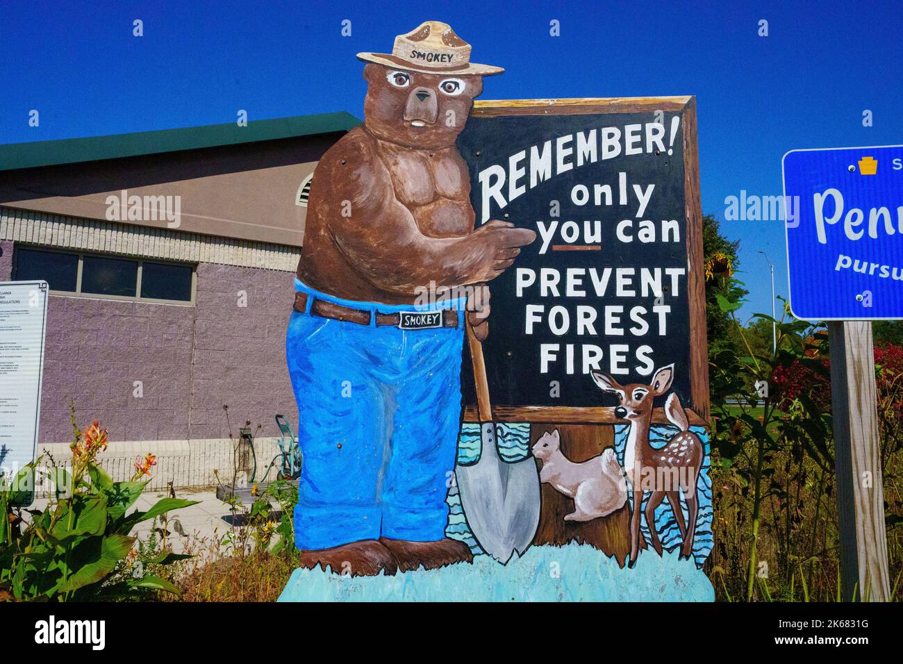 Matamoras, PA, USA – 11. Oktober 2022: Smokey the Bear Denken Sie daran, dass nur Waldbrände im Welcome Center in Matamoras verhindert werden können. Stockfoto