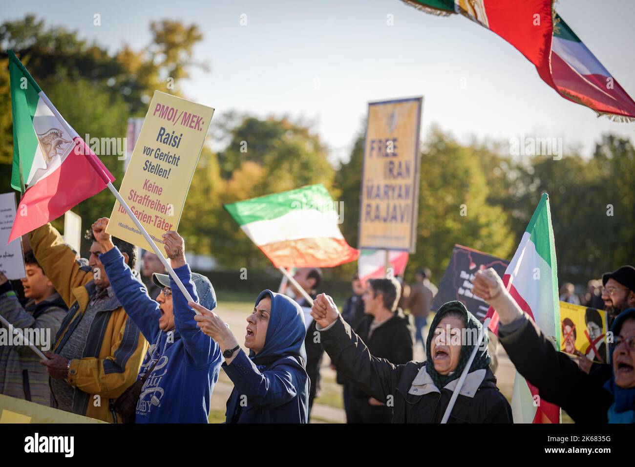 Berlin, Deutschland. 12. Oktober 2022. Die Teilnehmer demonstrieren mit Fahnen und Plakaten für Freiheit und Demokratie im Iran vor dem Reichstagsgebäude. Quelle: Kay Nietfeld/dpa/Alamy Live News Stockfoto