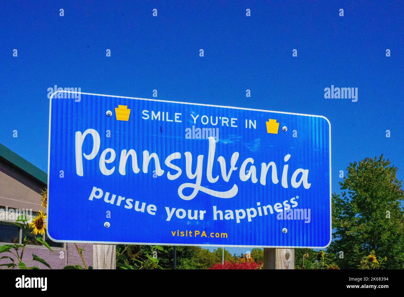 Matamoras, PA, USA – 11. Oktober 2022: Ein Lächeln Ihr in Pennsylvania verfolgt euer Glückszeichen im Welcome Center in Matamoras. Stockfoto