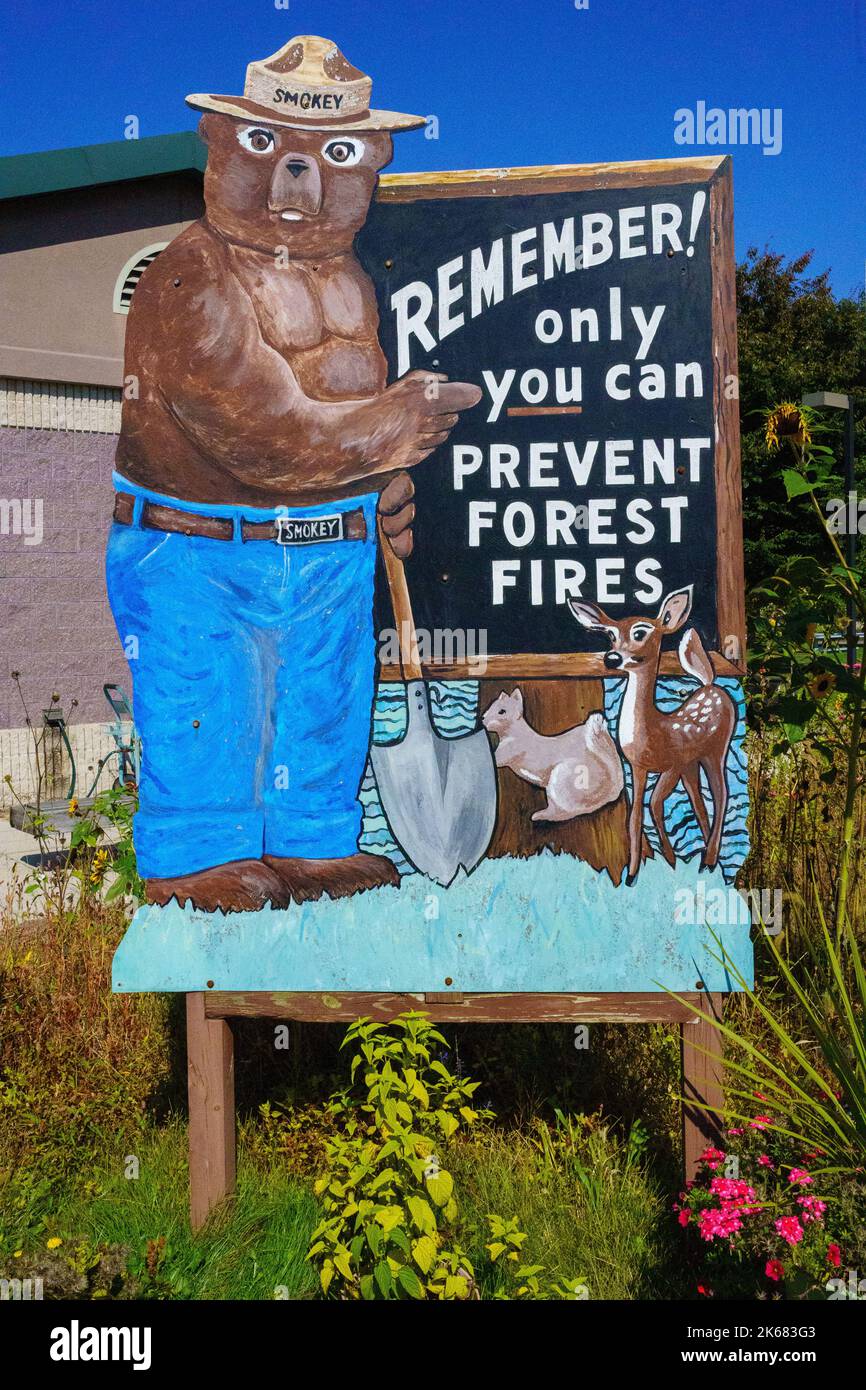 Matamoras, PA, USA – 11. Oktober 2022: Smokey the Bear Denken Sie daran, dass nur Waldbrände im Welcome Center in Matamoras verhindert werden können. Stockfoto