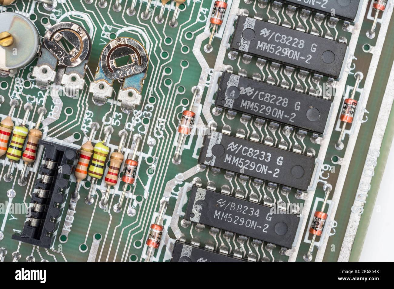 National Semiconductor Corporation 16384-Bit Dynamic RAM-Chips auf der Sinclair ZX Spectrum Hauptplatine der Serie 2. Berühmter alter britischer alter Heimcomputer. Stockfoto