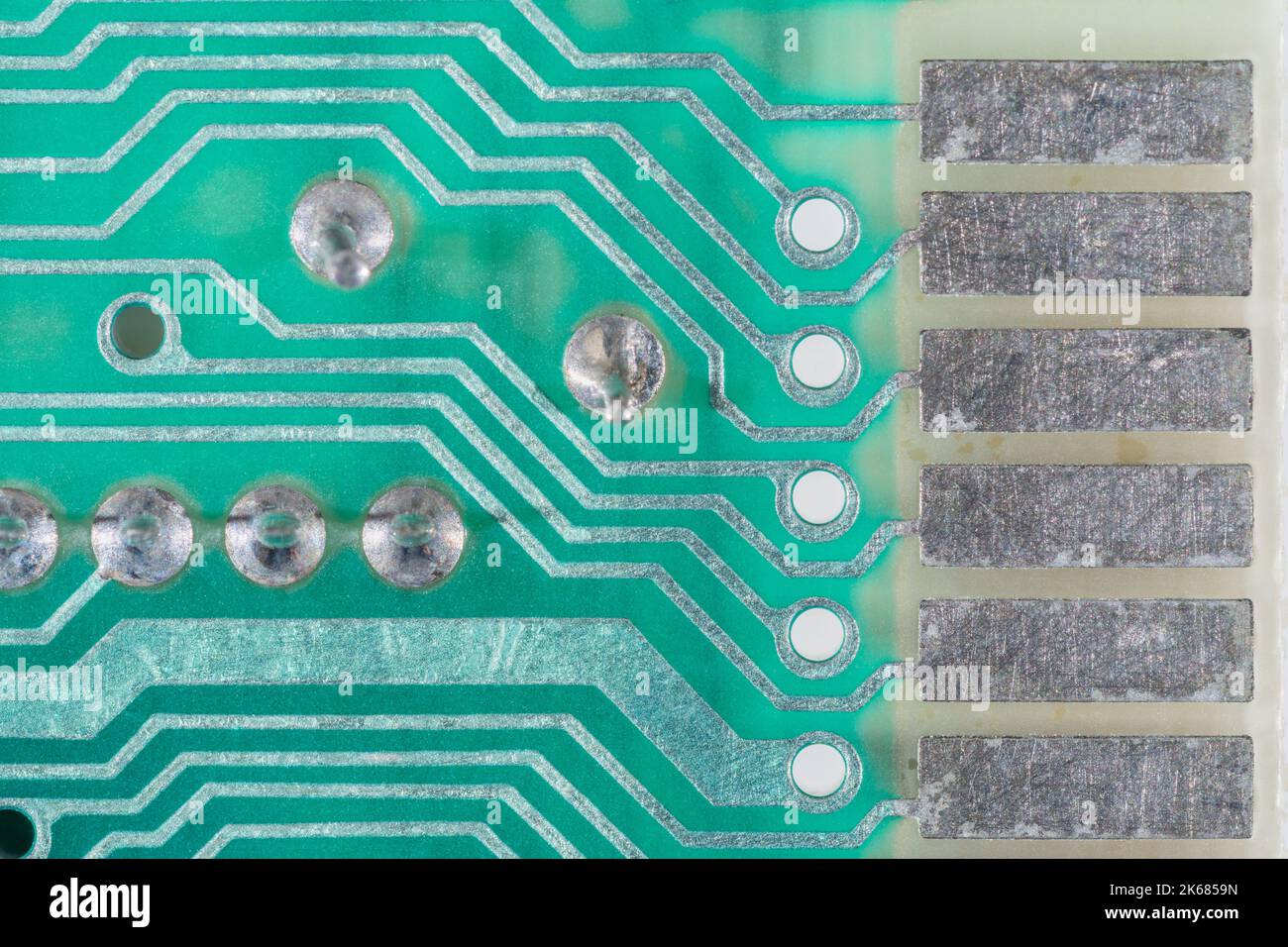 Nahaufnahme des verzinnten Steckverbinders und der gelöteten durchkontaktierten Komponenten auf der grünen Platine des Vintage 1982 Sinclair ZX Spectrum Heimcomputers. Stockfoto