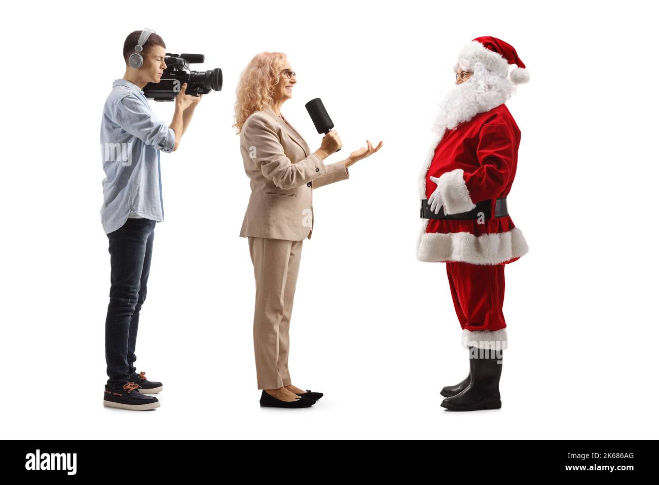 Weibliche Reporterin interviewte den weihnachtsmann und den Kameramann, der auf weißem Hintergrund auftappte Stockfoto