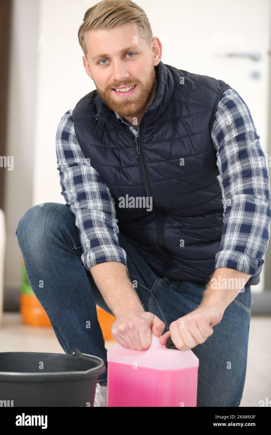 Der Mensch hält die nicht gefrierende Flüssigkeit Stockfoto