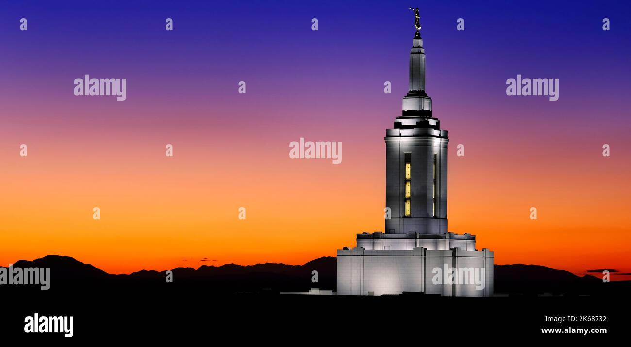Pocatello Idaho LDS Mormon Letzter-Tag Saint Temple mit Lichtern bei Sonnenuntergang Angel Moroni Stockfoto