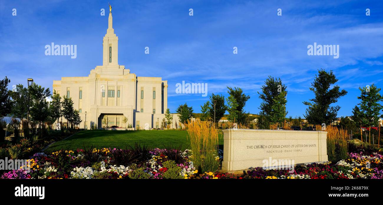 Pocatello Idaho LDS Mormon Letzter-Tag Saint Temple mit Himmel Wolken Blumen und Bäume Stockfoto