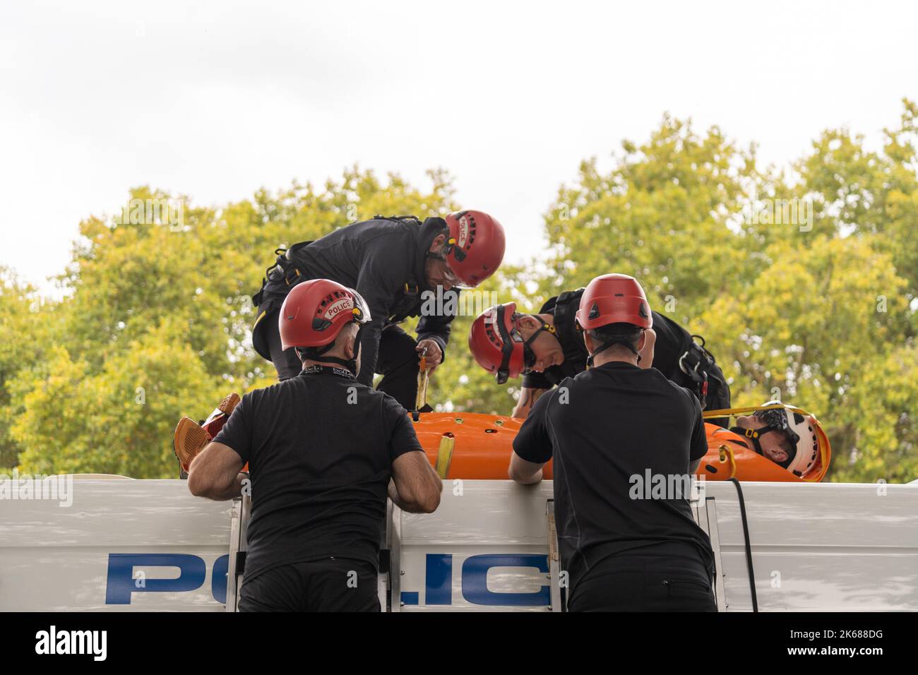 Zwei „Just Stop Oil“-Anhänger kletterten am Mittwoch (12. Oktober) inmitten eines fortlaufenden Wagens auf einen Metropolitan Police Van vor der Horse Guards Road in London Stockfoto