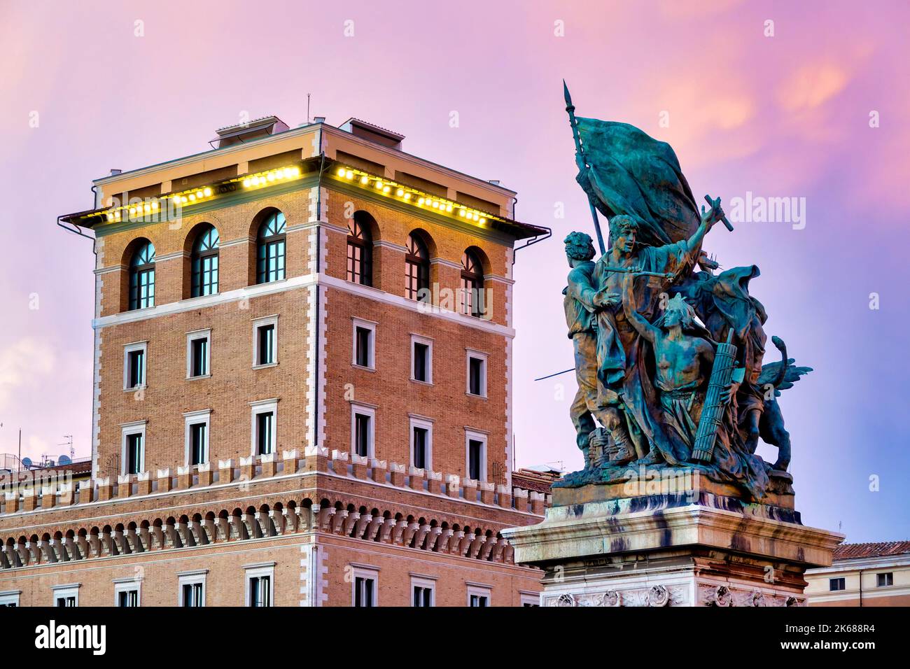 Skulpturengruppe L' Azione von Francesco Jerace und dem Palazzo delle Assicurazioni Generali, Rom, Italien, Stockfoto