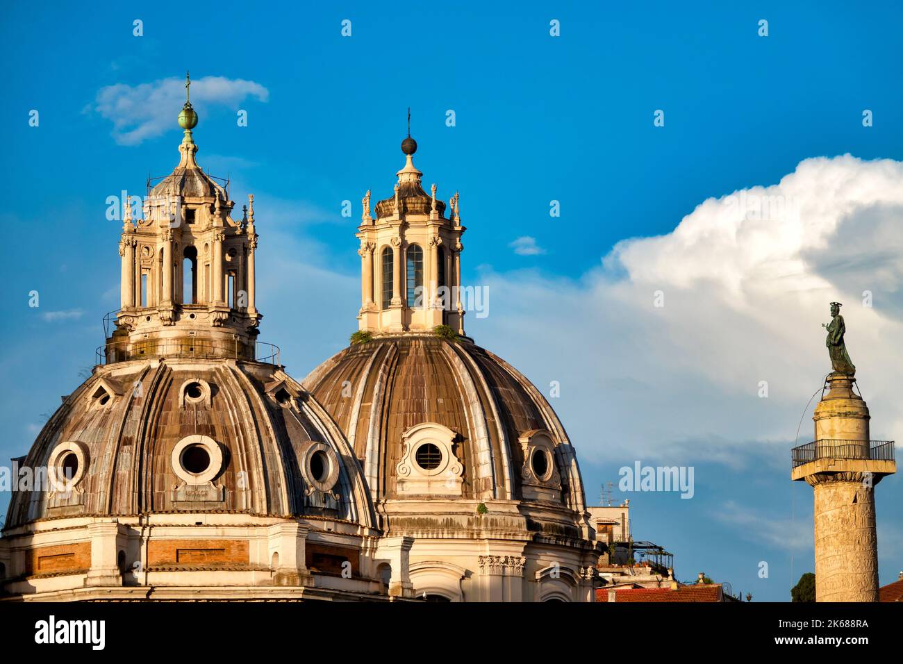 Die zwei Kuppeln von S. Maria di Loreto und SS Nome di Maria, Rom Italien Stockfoto