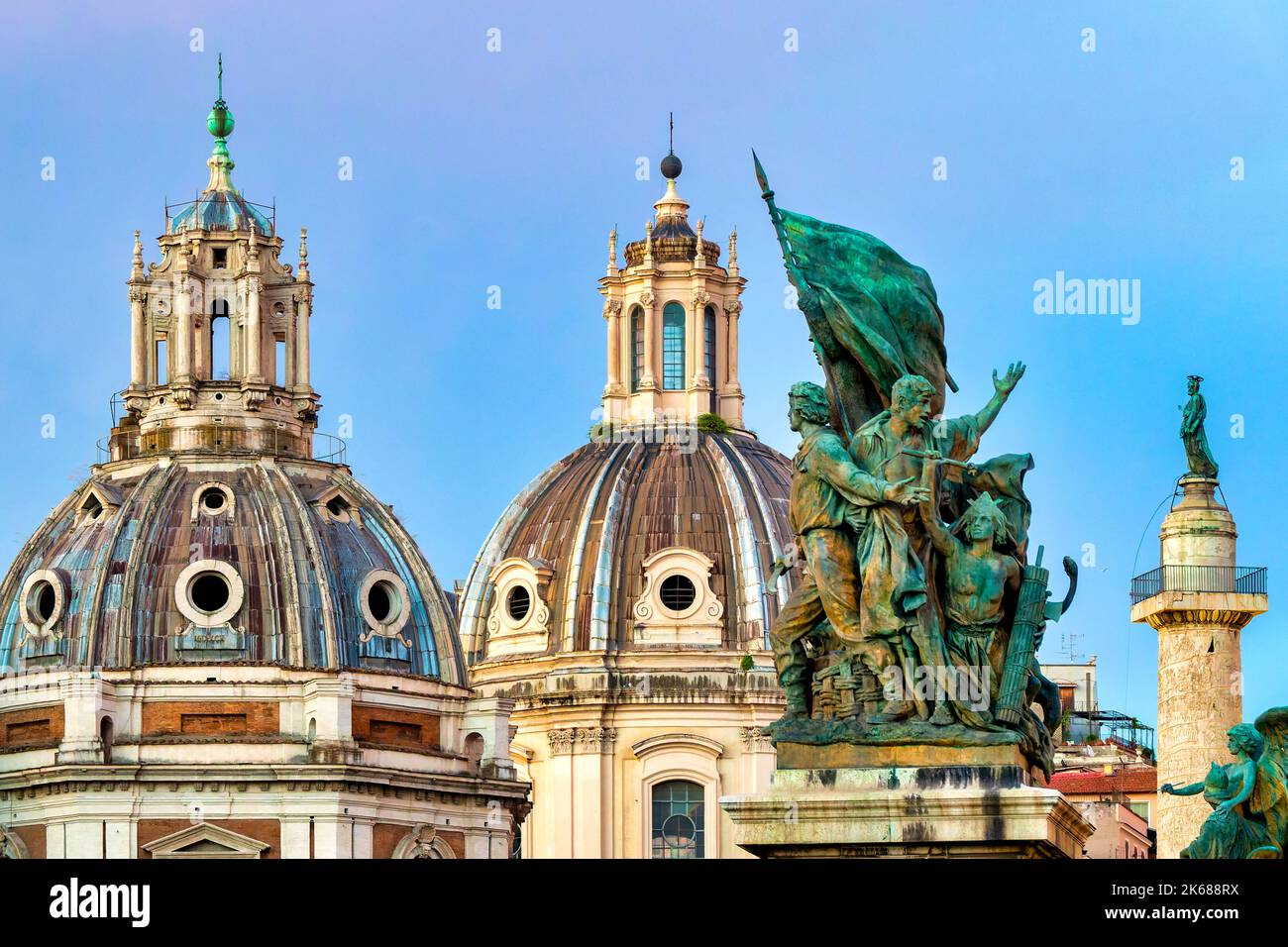 Skulpturengruppe L' Azione von Francesco Jerace, die Zwillingstürmen von S. Maria di Loreto und SS. Nome di Maria und die Trajan-Säule , Rom, Italien, Stockfoto