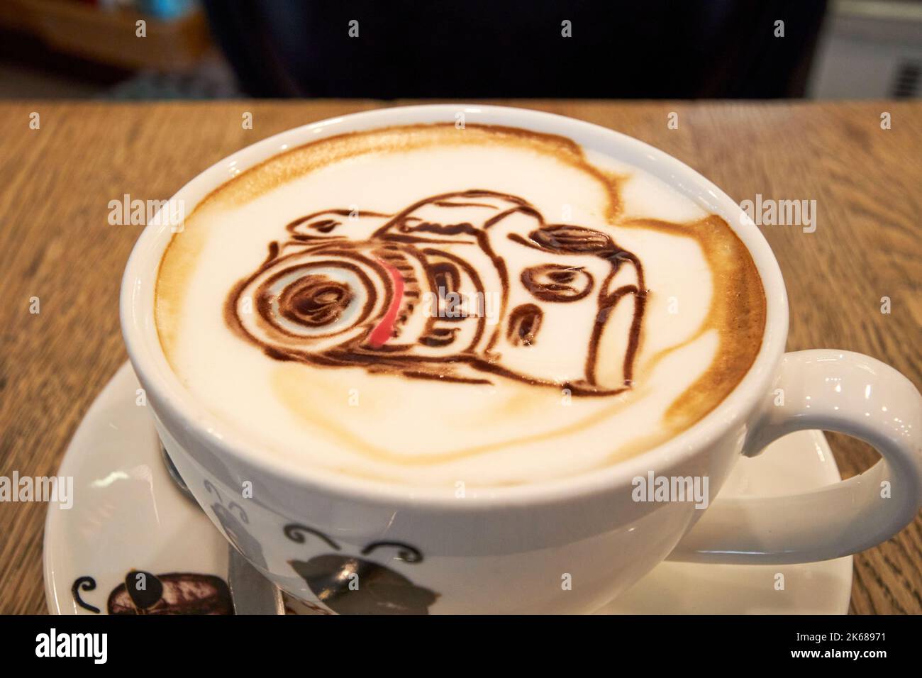 Kamera-Kaffeekunst auf einem Cappuccino von Beanhive Kaffee dublin republik irland Stockfoto