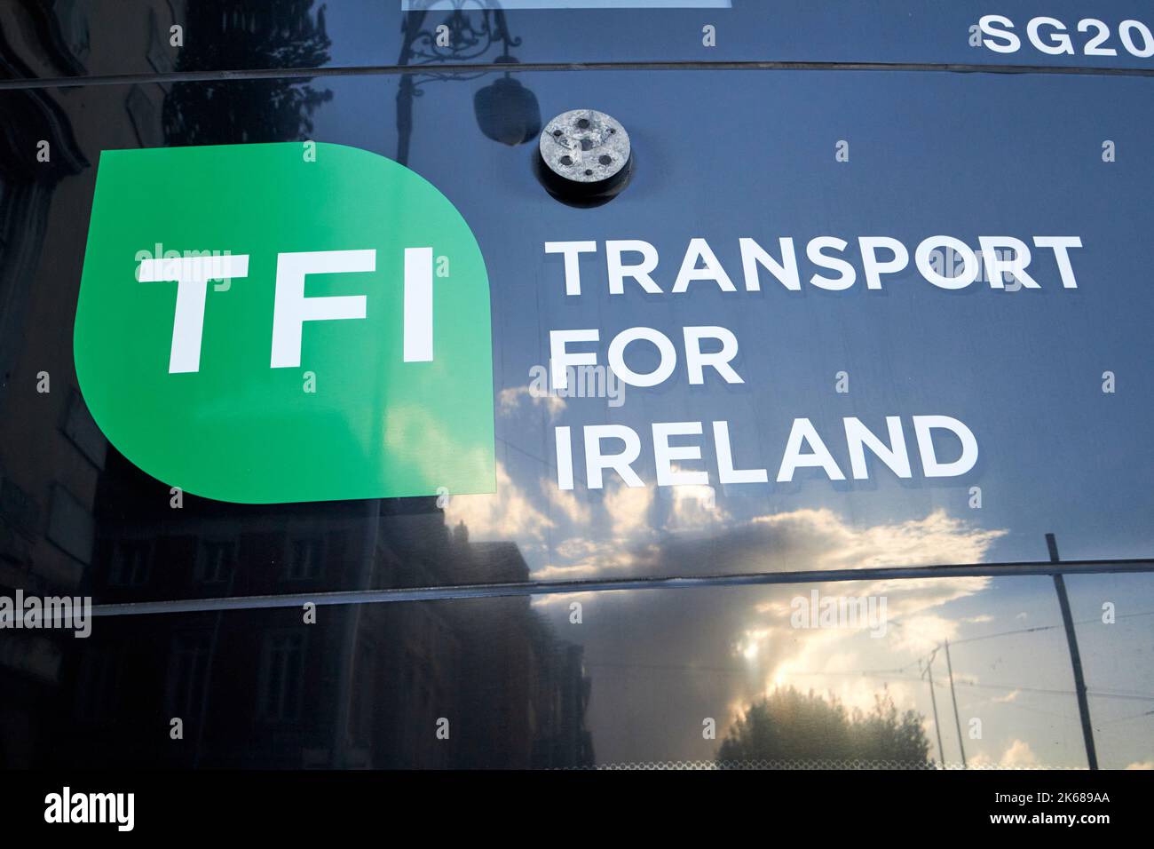 tfi Transport for ireland Logo auf der Rückseite eines Busses dublin republic of ireland Stockfoto