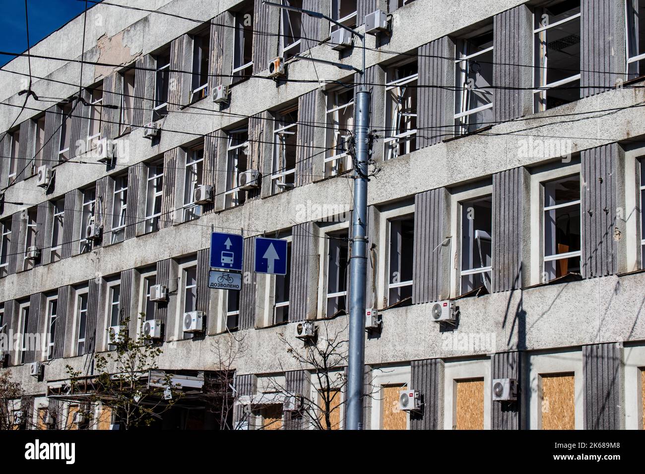 Nach massiven russischen Raketenangriffen wurde die Fassade historischer Gebäude in der Innenstadt von Kiew hart getroffen. Raketen schlugen an 4 Orten in der Stadt Ky ein Stockfoto