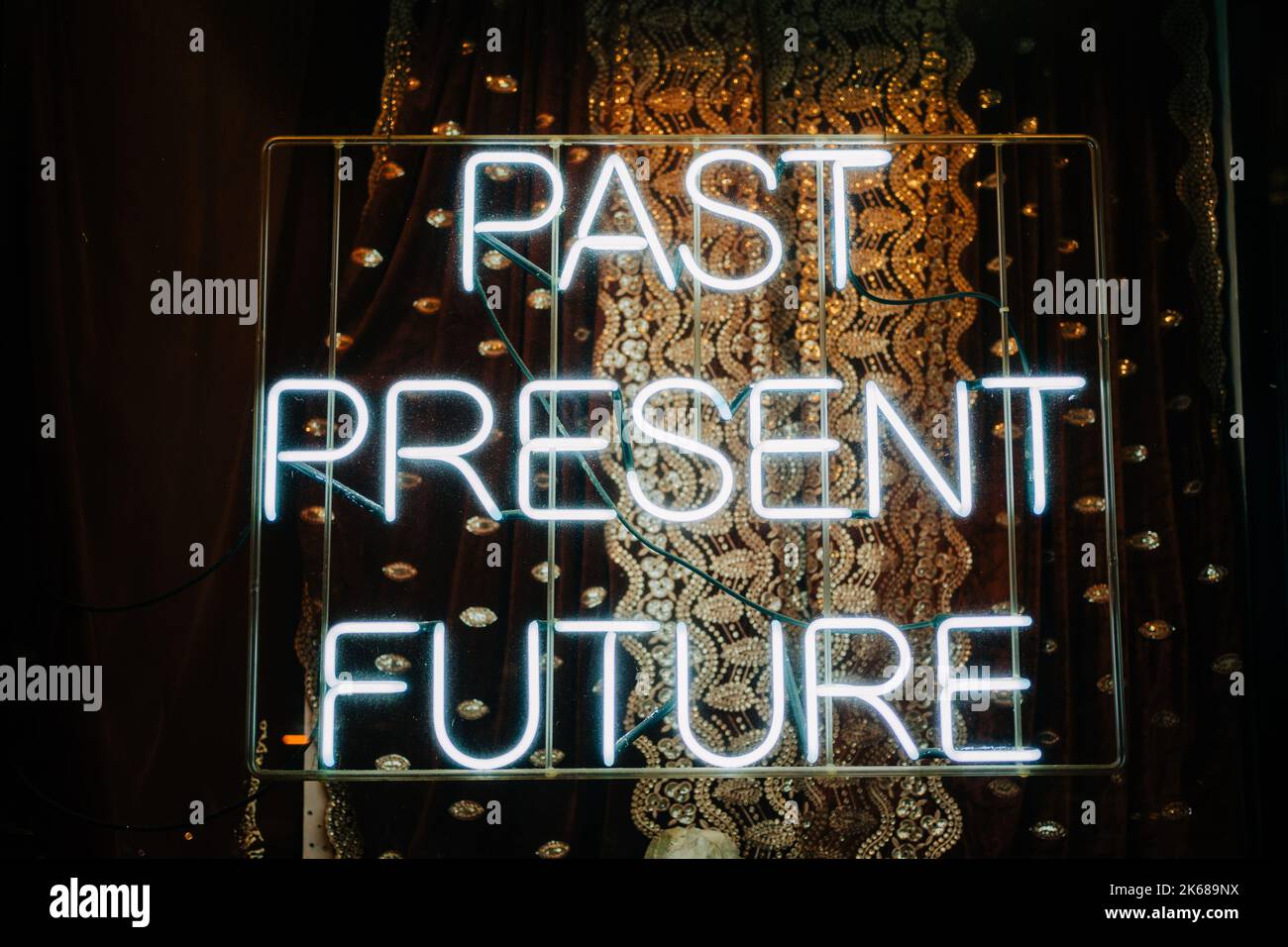 Vergangenheit, Gegenwart, Zukunft Neon-Zeichen an einem psychischen Leser, Manhattan, New York Stockfoto