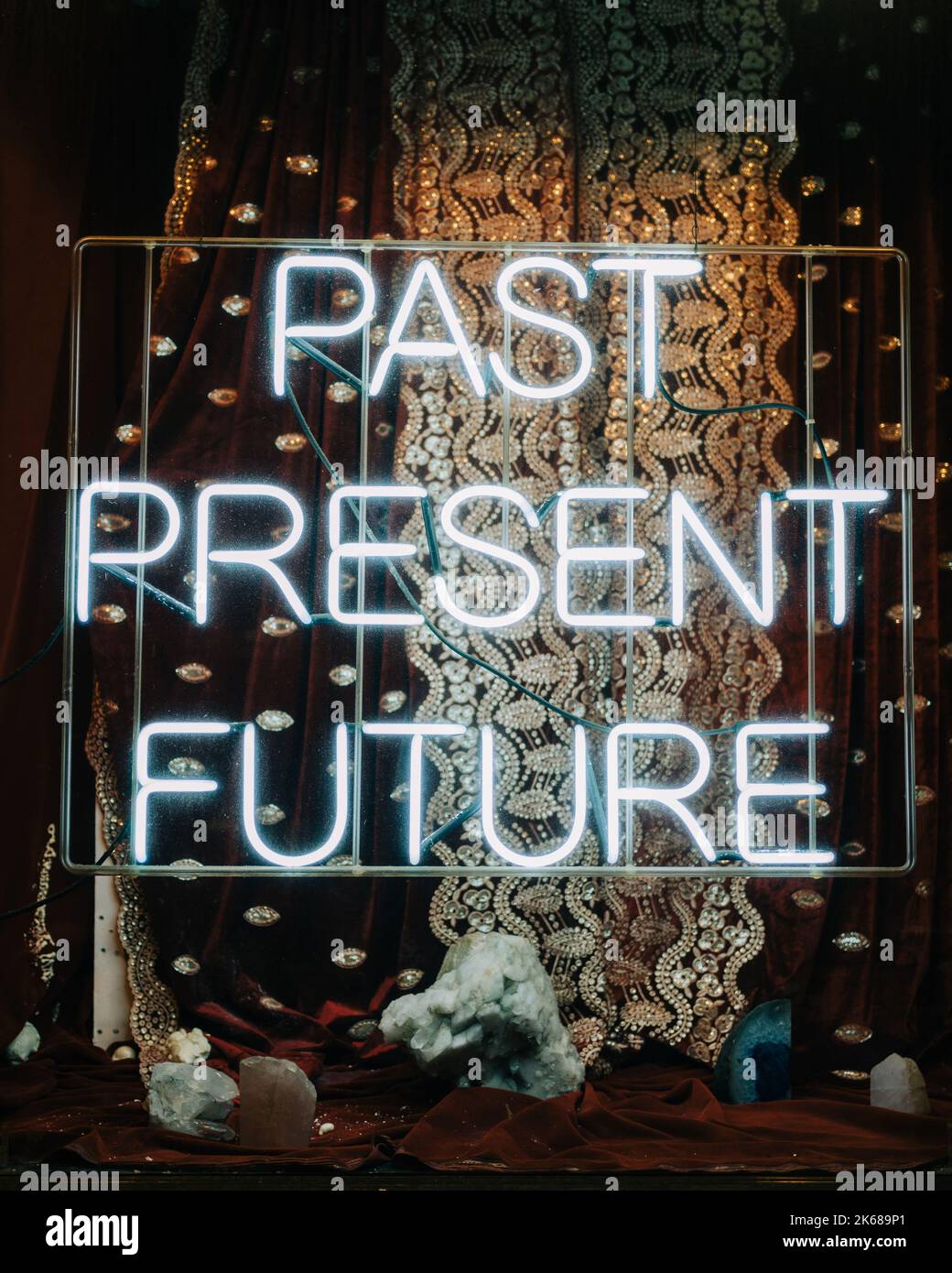 Vergangenheit, Gegenwart, Zukunft Neon-Zeichen an einem psychischen Leser, Manhattan, New York Stockfoto