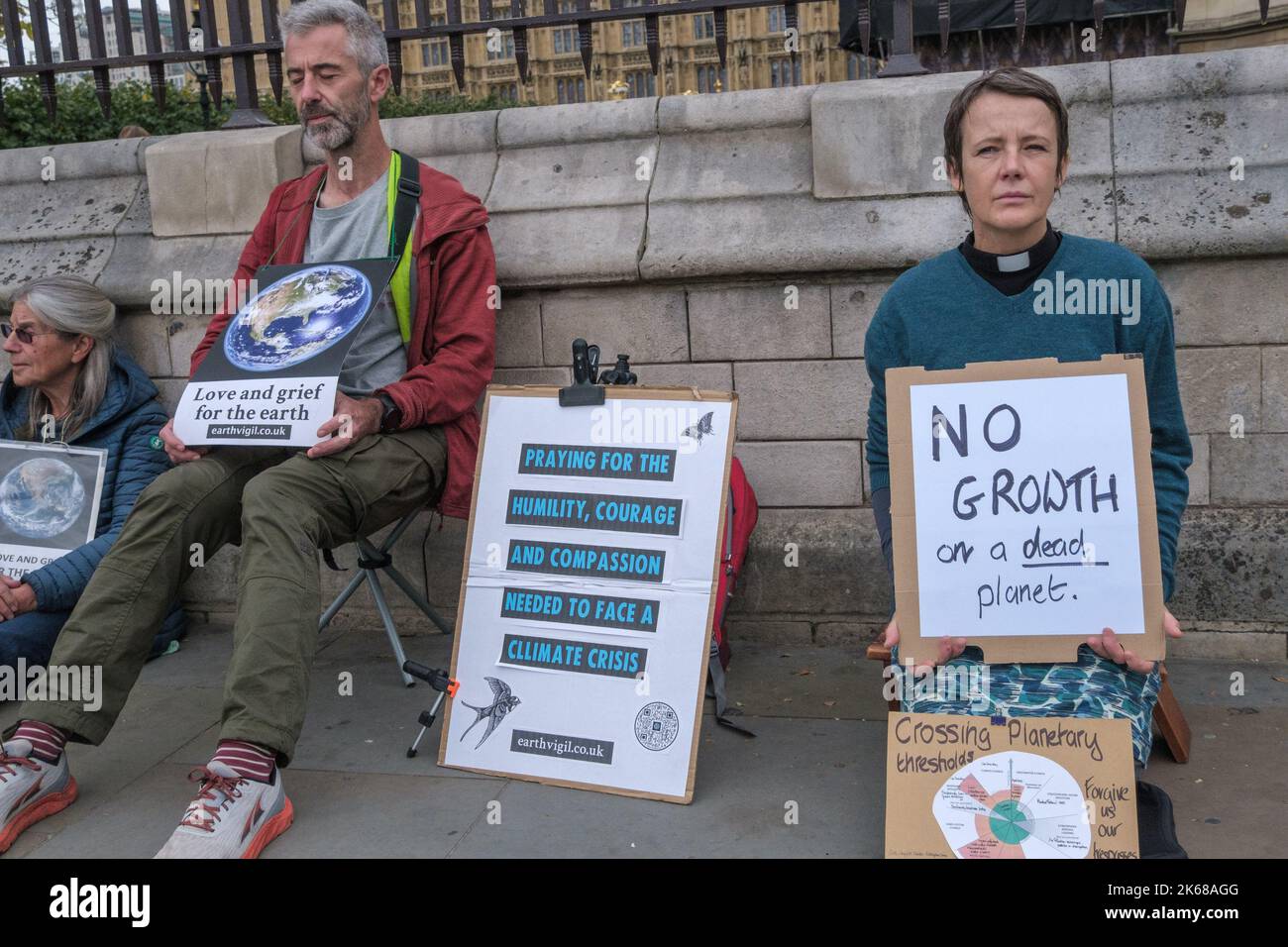 London, Großbritannien. 12 Okt 2022. Earth Vigil, die Mahnwachen im ganzen Land organisieren und Teil der XR Faith Bridge sind, offen für Menschen aller Glaubensrichtungen und alle, die in ihrer Sorge um den Planeten vereint sind, halten eine Mahnwache vor dem Parlament ab, während sie nach der Konferenzpause wieder eröffnet wird. Sie sagen, dass wir angesichts der Klimakatastrophe vergehen und für einen Herzenswechsel der rücksichtslosen Tory-Regierung beten, deren wachstumbasierte Politik unweigerlich zu einem toten Planeten führen wird. Peter Marshall/Alamy Live News. Stockfoto