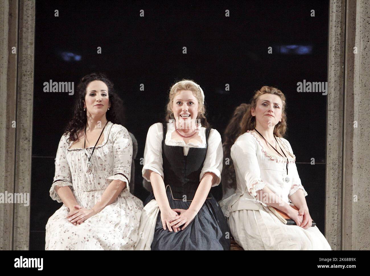 l-r: Fiona Murphy (Dorabella), Sophie Bevan (Despina), Susan Gritton (Fiordiligi) in COSI FAN TUTTE an der English National Opera (ENO), London Coliseum WC2 29/05/2009 Musik: Mozart Libretto: Da Ponte Leitung: Stefan Klingele Gestaltung: Malika Chauveau Beleuchtung: Jean Kalman Regie: Abbas Kiarostami Stockfoto