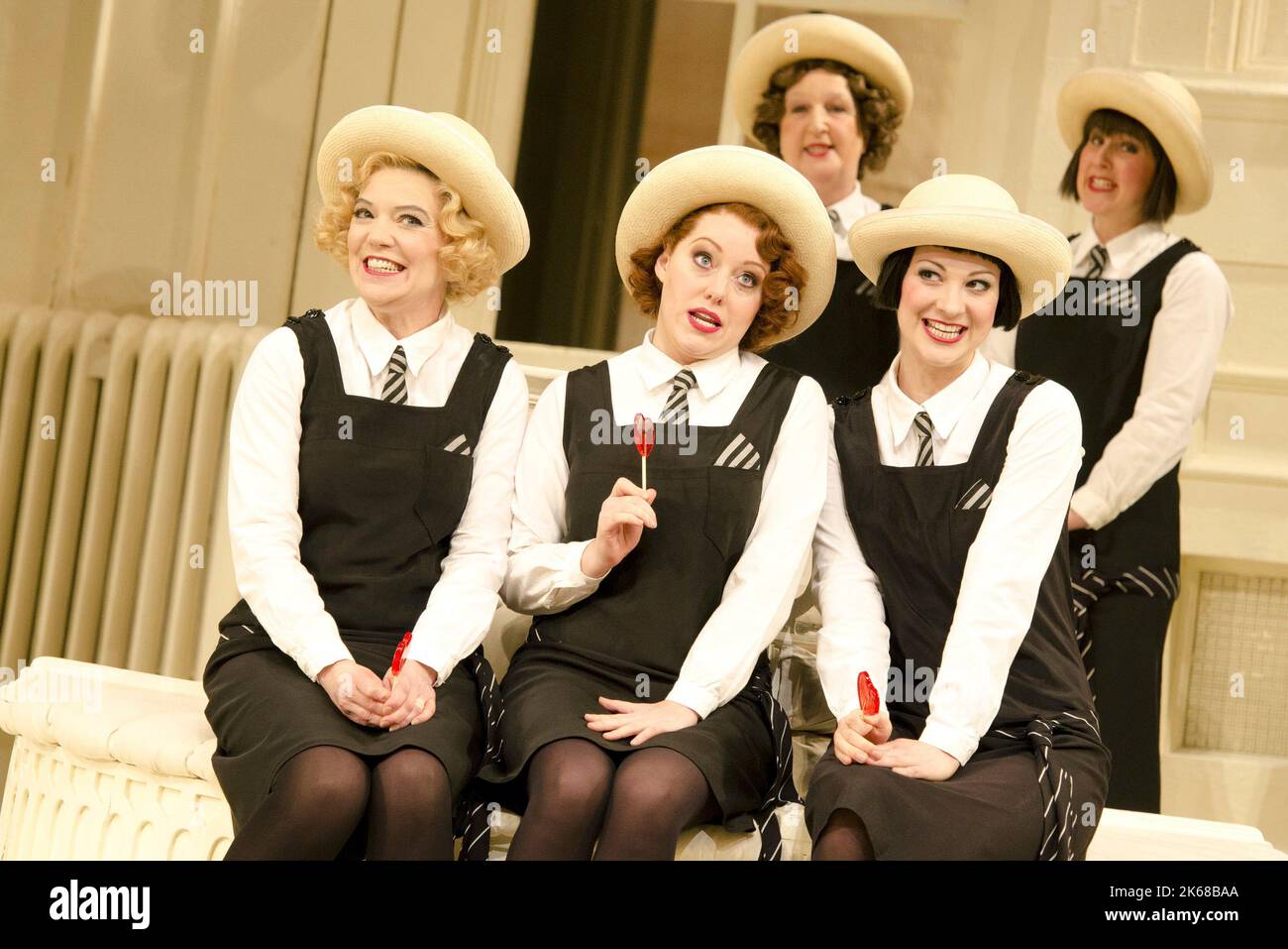 Three Little Maids - Front, l-r: Fiona Canfield (Peep-Bo), Sophie Bevan (Yum-Yum), Claudia Huckle (Pitti-Sing) im MIKADO an der English National Opera (ENO), London Coliseum WC2 26/02/2011 Musik: Arthur Sullivan Libretto: W S Gilbert Leitung: Peter Robinson Bühnenbild: Stefanos Lazaridis Kostüme: Sue Blanne Beleuchtung: Regie: Cuningham Jonathan Miller Stockfoto