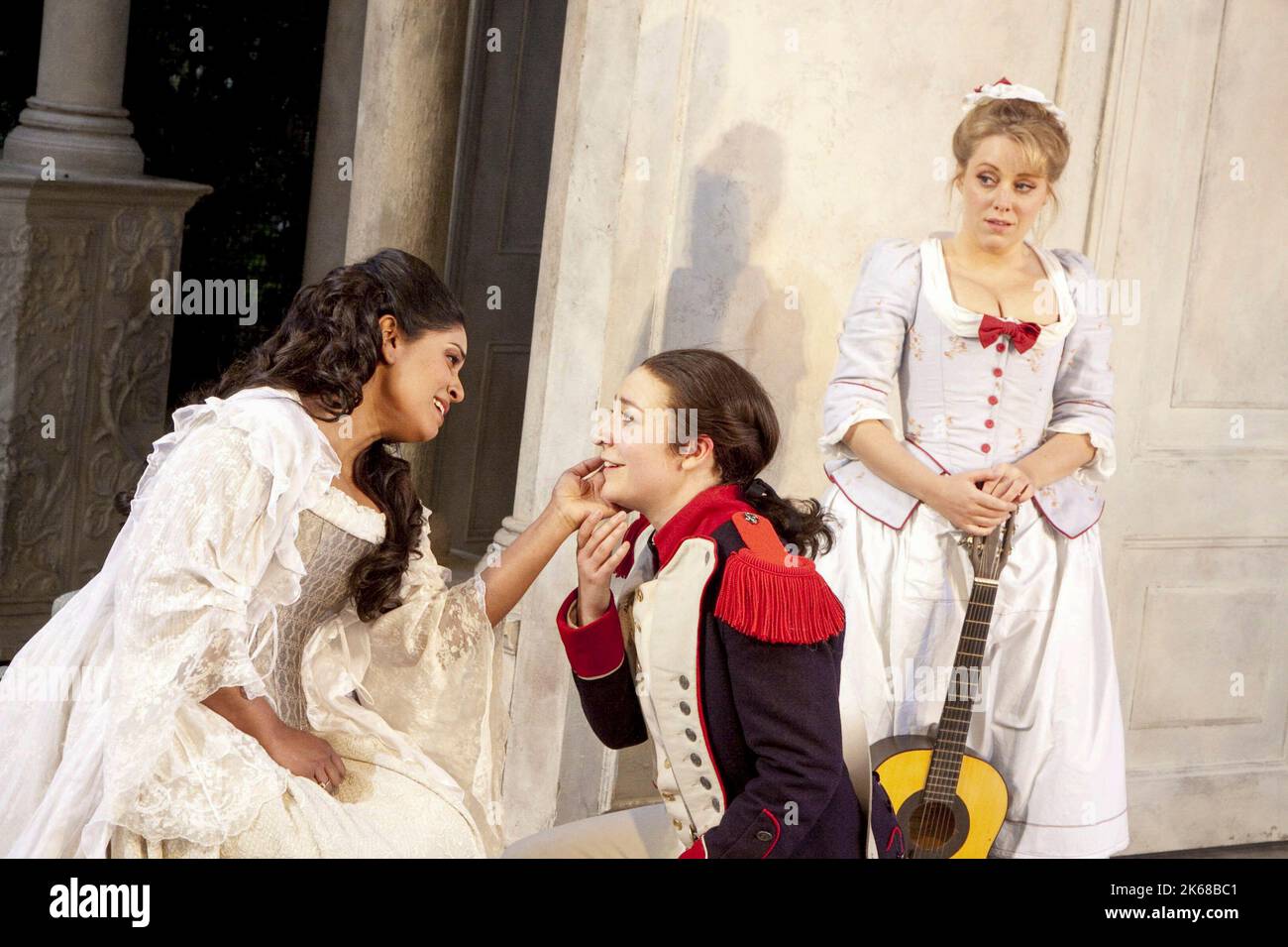 l-r: Kishani Jayasinghe (Gräfin Almaviva), Anna Grevelius (Cherubino), Sophie Bevan (Susanna) in LE NOZZE DI FIGARO an der Garsington Opera, bei Oxford, England 02/06/2010 Musik: Mozart Libretto: Da Ponte Leitung: Douglas Boyd Design: Robert Perdziola Beleuchtung: Bruno Poet & Malcolm Rippeth Regie: John Cox Stockfoto