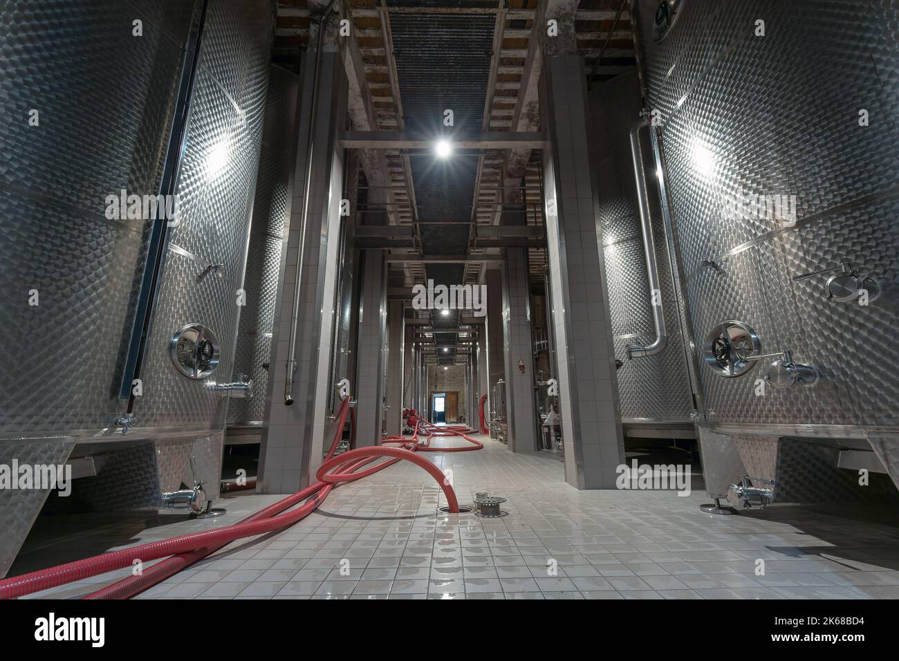 Moderner Weinkeller mit neuen großen Inox-Edelstahltanks für die Gärung. Stockfoto