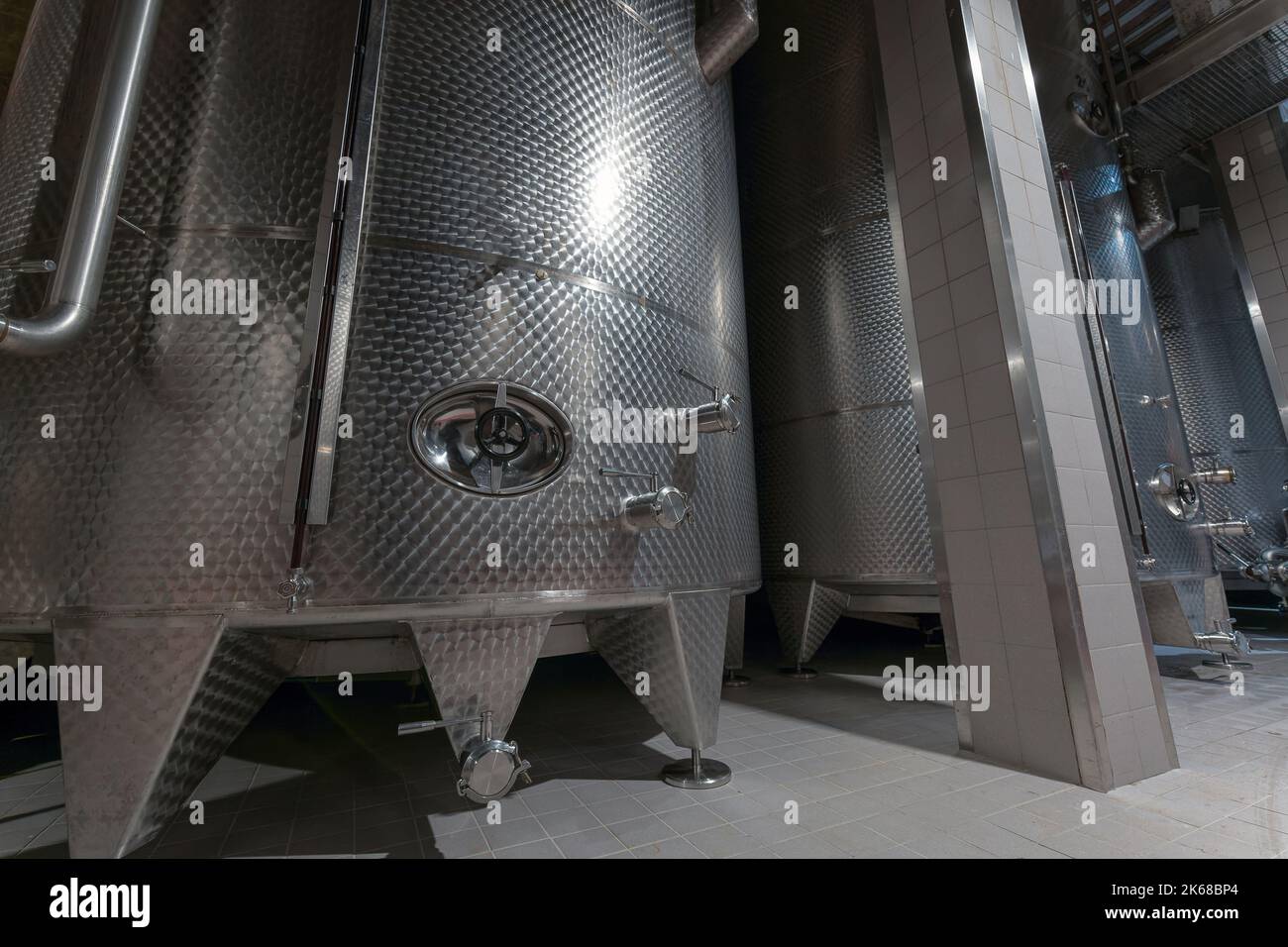 Moderner Weinkeller mit neuen großen Inox-Edelstahltanks für die Gärung. Stockfoto