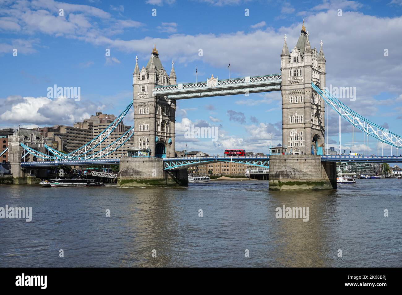Die Tower Bridge über die Themse in London, England Vereinigtes Königreich Großbritannien Stockfoto