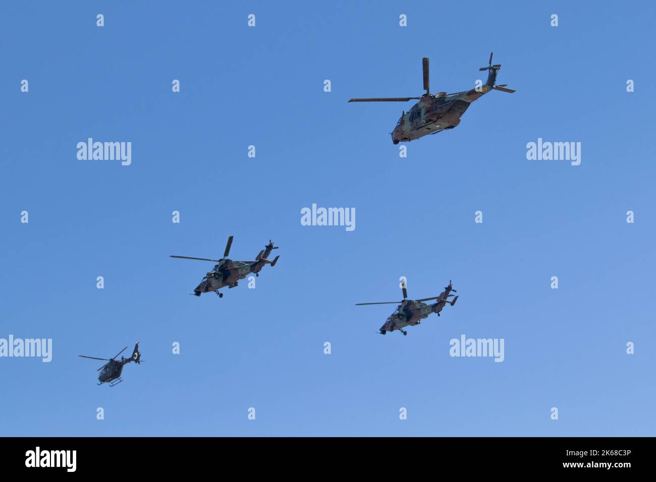 Madrid, Spanien. 12. Oktober 2022. Hubschrauber während der Luftparade der Streitkräfte zum spanischen Nationalfeiertag (Kolumbus-Tag) in Madrid. (Foto von Alvaro Laguna/Pacific Press) Quelle: Pacific Press Media Production Corp./Alamy Live News Stockfoto