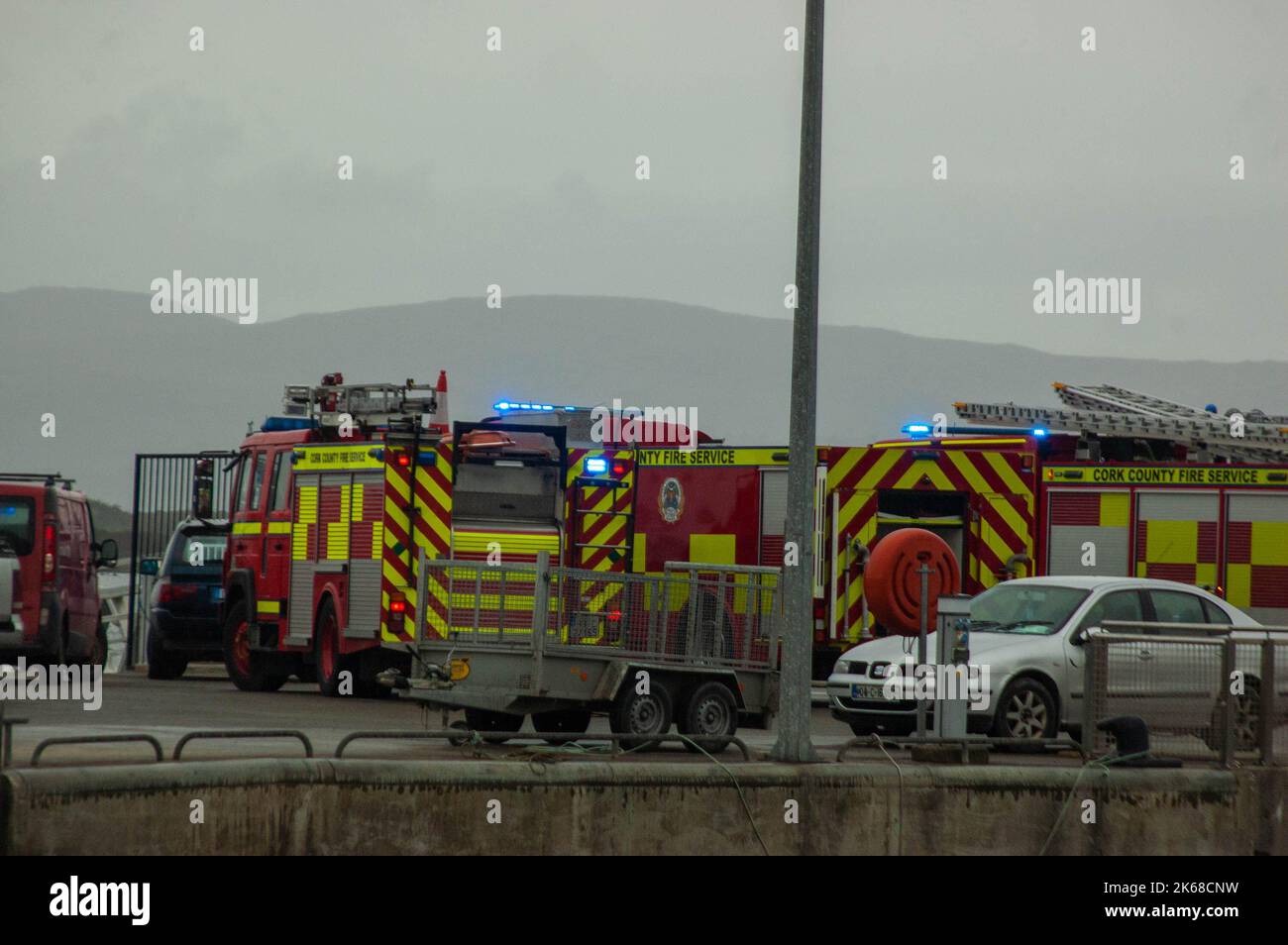 Bantry West Cork Irland, Mittwoch, 12. Oktober 2022; Feuerwehrleute wurden am Bantry Pier zu einem Feuer auf einem Fischerboot gerufen. 3 Einheiten der Feuerwehr des Bezirks Cork von der Feuerwehr Bantry nahmen an der Szene Teil, die vermutlich im Maschinenraum begonnen hat. Die Feuermannschaften hatten den Brand unter Kontrolle und löschten in weniger als einer Stunde. Credit ED/Alamy Live News Stockfoto