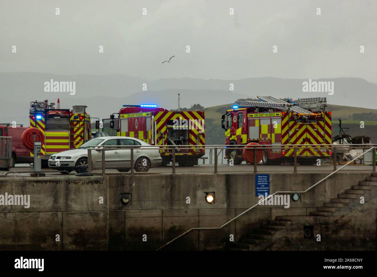 Bantry West Cork Irland, Mittwoch, 12. Oktober 2022; Feuerwehrleute wurden am Bantry Pier zu einem Feuer auf einem Fischerboot gerufen. 3 Einheiten der Feuerwehr des Bezirks Cork von der Feuerwehr Bantry nahmen an der Szene Teil, die vermutlich im Maschinenraum begonnen hat. Die Feuermannschaften hatten den Brand unter Kontrolle und löschten in weniger als einer Stunde. Credit ED/Alamy Live News Stockfoto