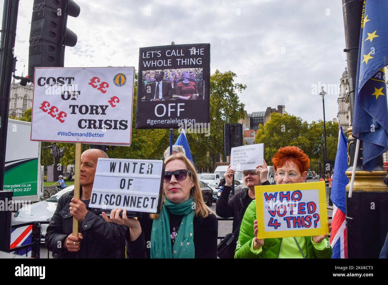 London, Großbritannien. 12.. Oktober 2022. Demonstranten auf dem Parliament Square. Anti-Tory-Demonstranten versammelten sich in Westminster, als Liz Truss mit PMQs konfrontiert wurde. Kredit: Vuk Valcic/Alamy Live Nachrichten Stockfoto