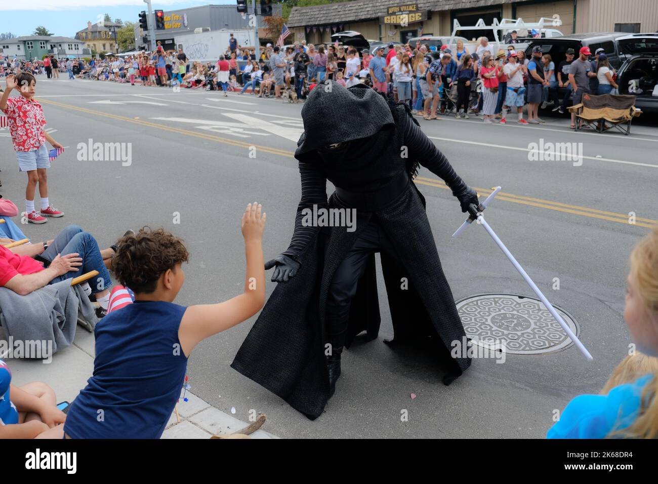 Ein Schauspieler, der die Star Wars-Figur Kylo Ren während einer Parade zum Unabhängigkeitstag porträtiert Stockfoto
