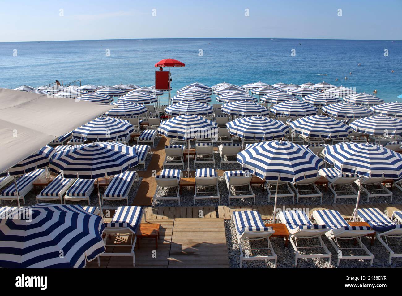 Blick auf den Strand Ruhl Plage und das Mittelmeer von der Promenade des Anglais in Nizza an der französischen Riviera. Stockfoto