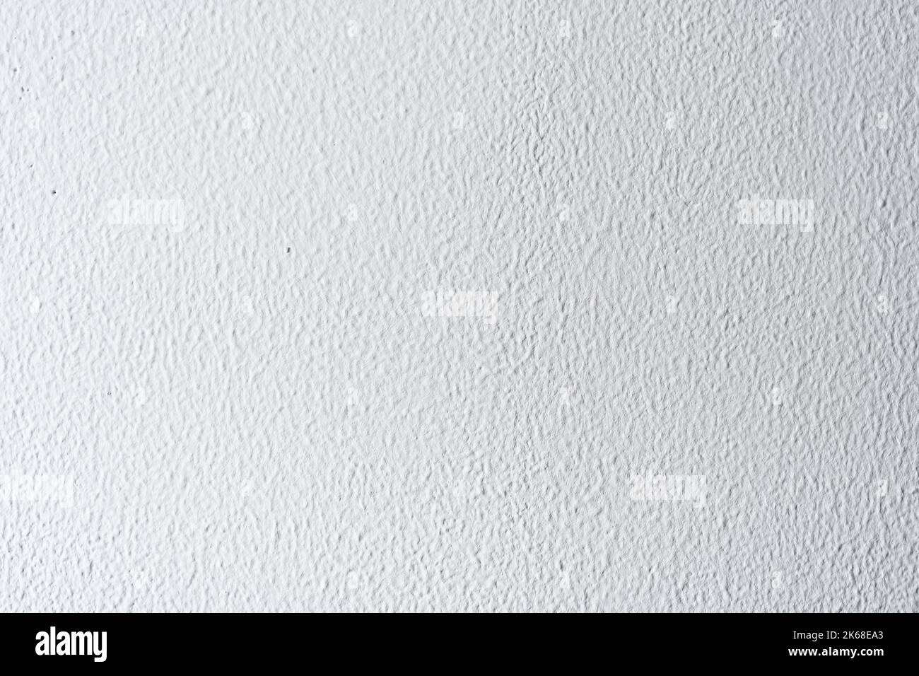 Weiße Wand mit traditionellem spanischen Ausfallschritt-Gemälde. Hintergrundgrafikressource. Stockfoto