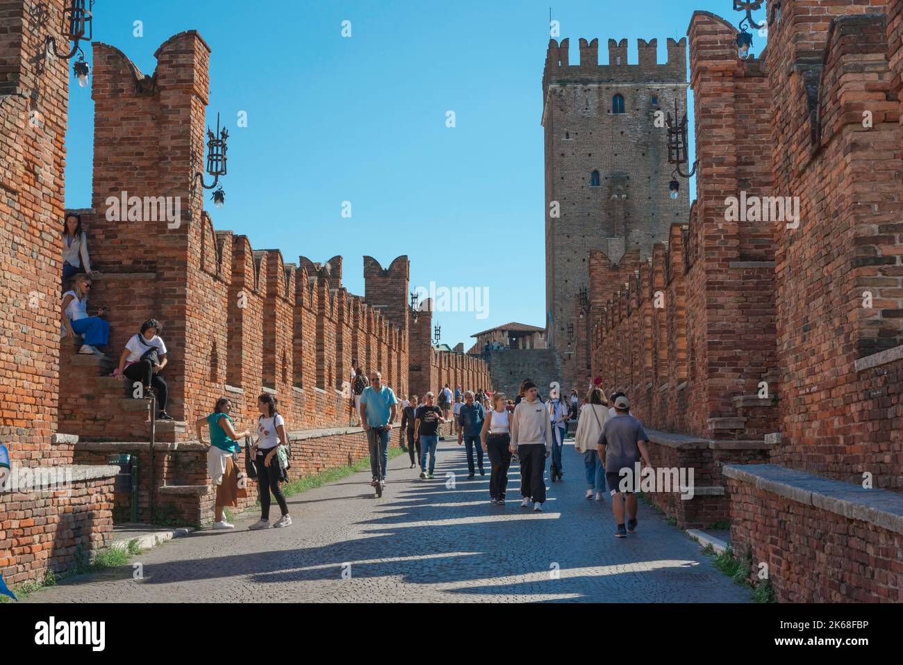Ponte Scaligero Verona, Blick im Sommer auf Menschen, die über die historische Scaligero-Brücke aus dem 14.. Jahrhundert über die Etsch in Verona, Italien, wandern Stockfoto