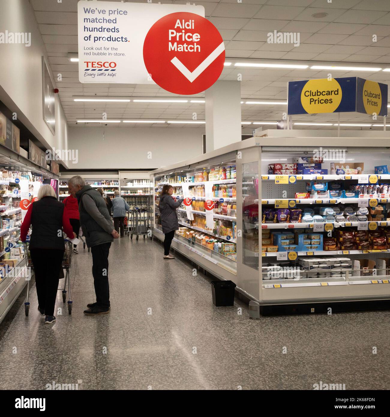 IInterieur eines Tesco Supermarktes mit markanten roten Schildern, die Aldi Price Match als Marketing-Trick behaupten, da Aldi die niedrigsten Preise auf dem Markt hat. Stockfoto