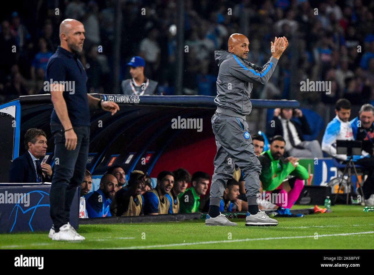 Napoli, Italien. 12. Oktober 2022. Luciano Spalletti-Cheftrainer des SSC Napoli feiert und Alfred Schreuder-Cheftrainer des AFC Ajax sieht nach, nachdem Hirving Lozano (nicht abgebildet) während des Champions League Group A-Fußballspiels zwischen SSC Napoli und AFC Ajax im Diego Armando Maradona-Stadion in Napoli (Italien) das Tor von 1-0 erzielte, 12.. Oktober 2022. Foto Andrea Staccioli/Insidefoto Kredit: Insidefoto di andrea staccioli/Alamy Live News Stockfoto