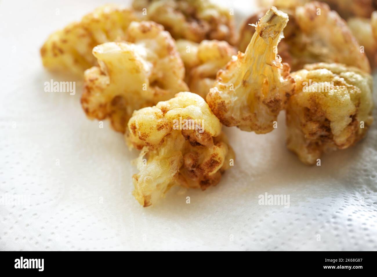 Blumenkohl blüht frittiert liegend auf einem Papiertuch trocknen, kreative Kochen mit Gemüse, Kopierraum, ausgewählte Fokus, sehr enge Tiefe des Fiels Stockfoto