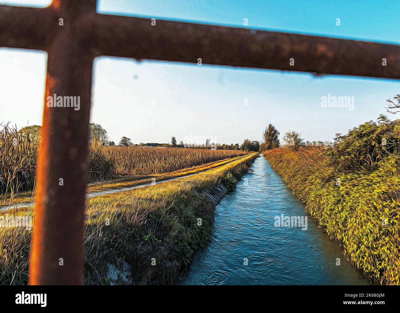 Brücke über einem bewässerungskanal der Lomellina bei Sonnenuntergang Stockfoto
