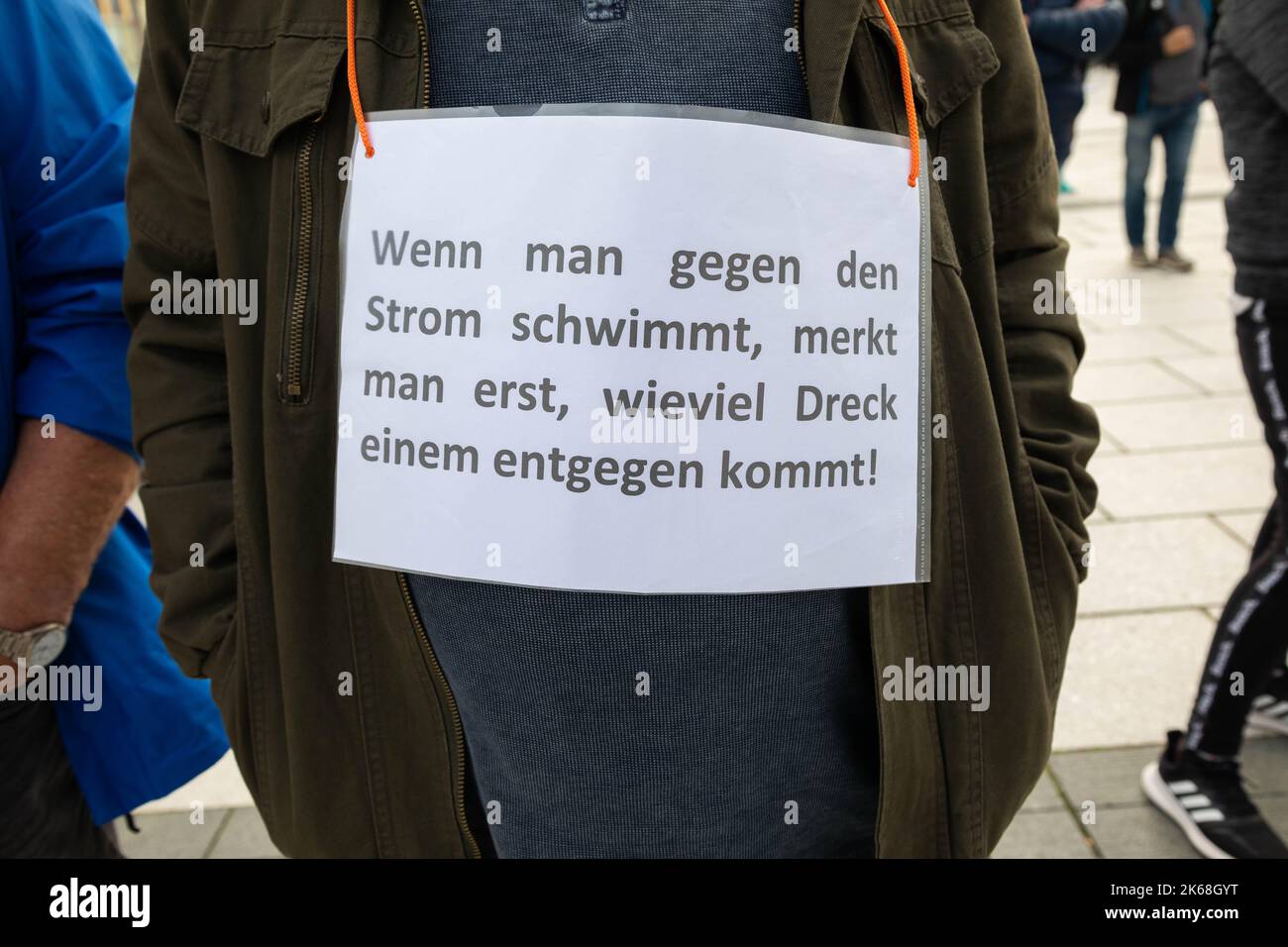 Teilnehmer einer Demonstration nach einem Autokorso, beginning ab Görlitz auf dem Bautzener Kornmarkt. Bautzen, 08.10.2022 Stockfoto