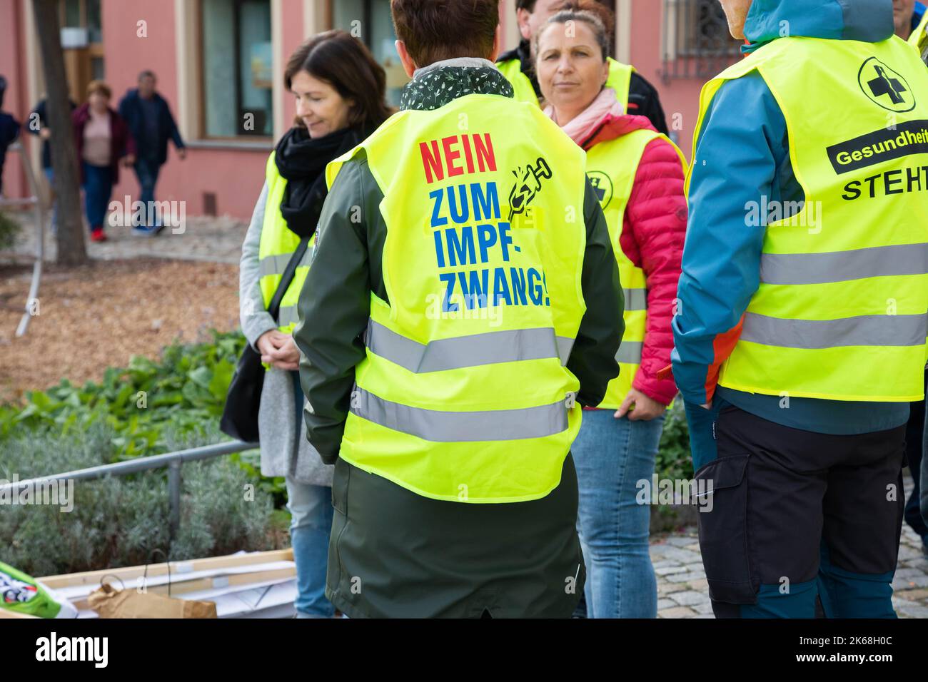 Teilnehmer einer Demonstration nach einem Autokorso, beginning ab Görlitz auf dem Bautzener Kornmarkt. Bautzen, 08.10.2022 Stockfoto